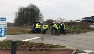 Des Gilets jaunes manifestent devant le magasin