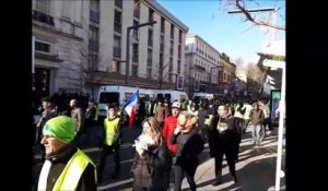 Avignon : les gilets jaunes défilent en centre-ville