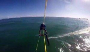 Un kitesurfeur percute un requin