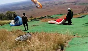 Parapentiste malmené par un tourbillon