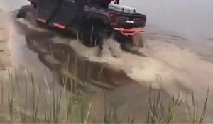 Il roule dans une rivière avec son véhicule tout-terrain et ça finit mal !