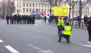 À Paris, la situation se tend entre les forces de l'ordre et les gilets jaunes