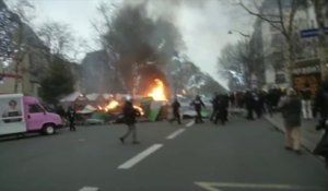 Sur le boulevard Saint-Germain, des manifestants tentent de mettre en place une barricade
