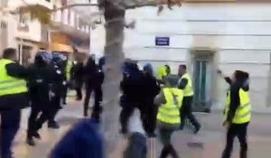 Un commandant boxe un manifestant à Toulon (Gilets Jaunes Acte 8)