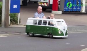 Ce papa fabrique un mini combi Volkswagen qui roule