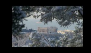 Athènes est sous la neige et les écoliers sont ravis