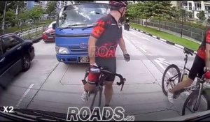 Un conducteur en a marre d'un cycliste et le vire avec sa camionnette.