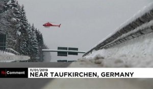 Un hélicoptère utilise ses hélices pour retirer la neige des arbres