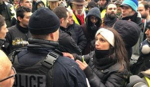 Gilets jaunes: discussion avec des policiers, place de la République