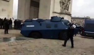Un blindé de la gendarmerie embourbé endommage une plaque en verre près de l'Arc de Triomphe