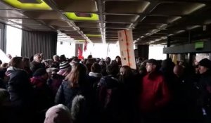 450 personnes manifestent devant l'Eurométropole à propos des rythmes scolaires