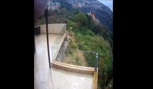 La vidéo terrible du suicide d'une armoire depuis un balcon