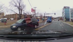 Choc : un enfant assis dans un siège auto tombe d'une voiture !