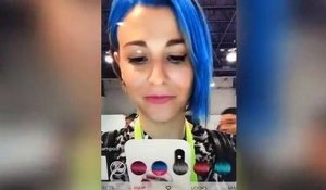 Une fille utilise une application pour changer sa couleur de cheveux !