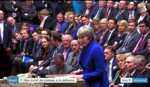 Royaume-Uni : Theresa May reste à la tête du pays pour 19 voix