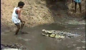 Ils découvrent un énorme crocodile dans un fossé plein de boue