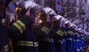 Le bel hommage des pompiers de Paris à leurs "frères d'armes" décédés dans l’explosion de la rue de Trévise à Paris