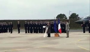 L'arrivée des cercueils et le début de l'éloge funèbre de la ministre Florence Parly