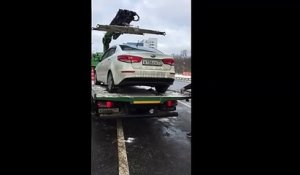 Russie : il fait descendre sa voiture d'un camion de fourrière