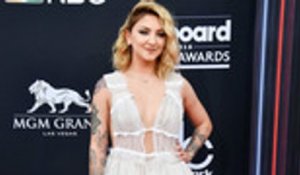 Julia Michaels Announces Upcoming EP Featuring Selena Gomez and Niall Horan | Billboard News