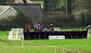 Un jockey manque de tomber et gagne la course