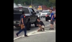 Un automobiliste fait une blague cruelle à un photographe... Pas cool