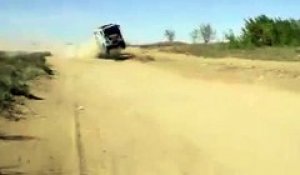 Le camion souffre dans le désert