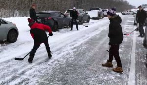 Pour passer le temps, des automobilistes ont improvisé une partie de hockey sur l’A-40 à Montréal