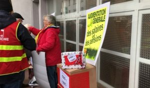 Les retraités manifestent devant la permanence du député Philippe Gosselin