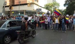 Des milliers de Vénézuéliens manifestent pour des élections