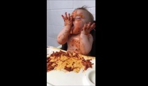 Un Bebe Fatigue Mange Des Pates A La Bolognaise Sur Orange Videos