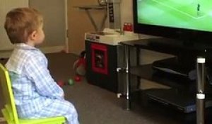 Un enfant regarde un match de foot