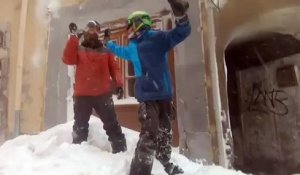 Hautes-Alpes : ils descendent la vieille ville de Briançon en snowboard après de fortes chutes de neige