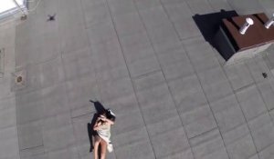 Quand un drone tombe sur une fille qui bronze sur le toit