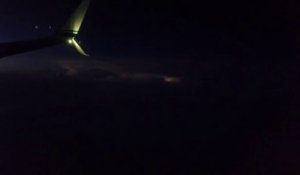 Il filme un orage depuis le hublot de son avion et c'est magnifique