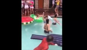 Cette fille se rend compte qu'elle a oublié un truc en rentrant dans la piscine