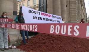 Des militants écologistes déversent des "boues rouges" à Paris