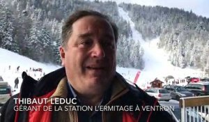 Le gérant de la station de l’Ermitage, Thibaut Leduc à fond derrière le skieur Clément Noël
