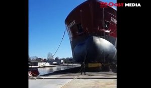 Mise à l'eau d'un bateau vs Ouvrier