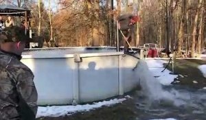 Il surfe sur un iceberg géant qui s'est formé dans sa piscine