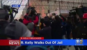 Les images du chanteur américain R. Kelly, accusé d'abus sexuels sur quatre femmes, a payé sa caution et a été libéré