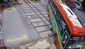 Un bus vient s’encastrer dans la barrière d’un passage à niveau