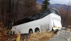 Ce chauffeur de bus rate son créneaux dans un virage de montagne et c'est le drame