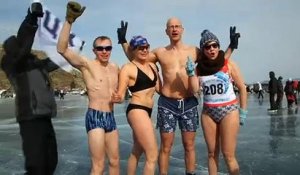 Même pas froid : des patineurs en maillot de bain à l'assaut du lac Baïkal