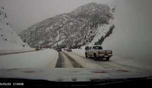 Une avalanche s'abat sur une route et recouvre des voitures