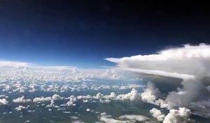 Un avion passe à côté d’un orage