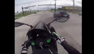 Un motard fait le malin et tente d'échapper à la police et finit par le payer !