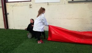 Les élèves de la MFR de Semur-en-Auxois font un exercice d'agility avec les chiens