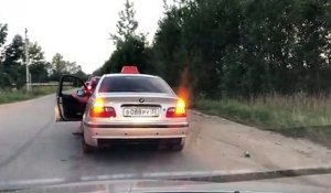 Un chauffeur de taxi jette un jeune homme de sa voiture pour avoir jeter une bouteille vide dans la rue