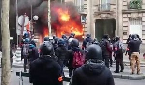 "Ils sont en train de mettre le feu à la banque" : une femme et son bébé sauvés des flammes au cours de la manifestation des "gilets jaunes" à Paris